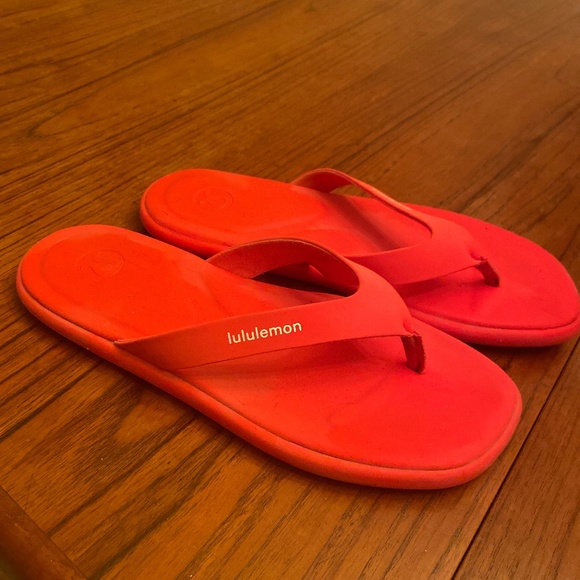 Lulu lemon flip flops - Picture 1 of 3